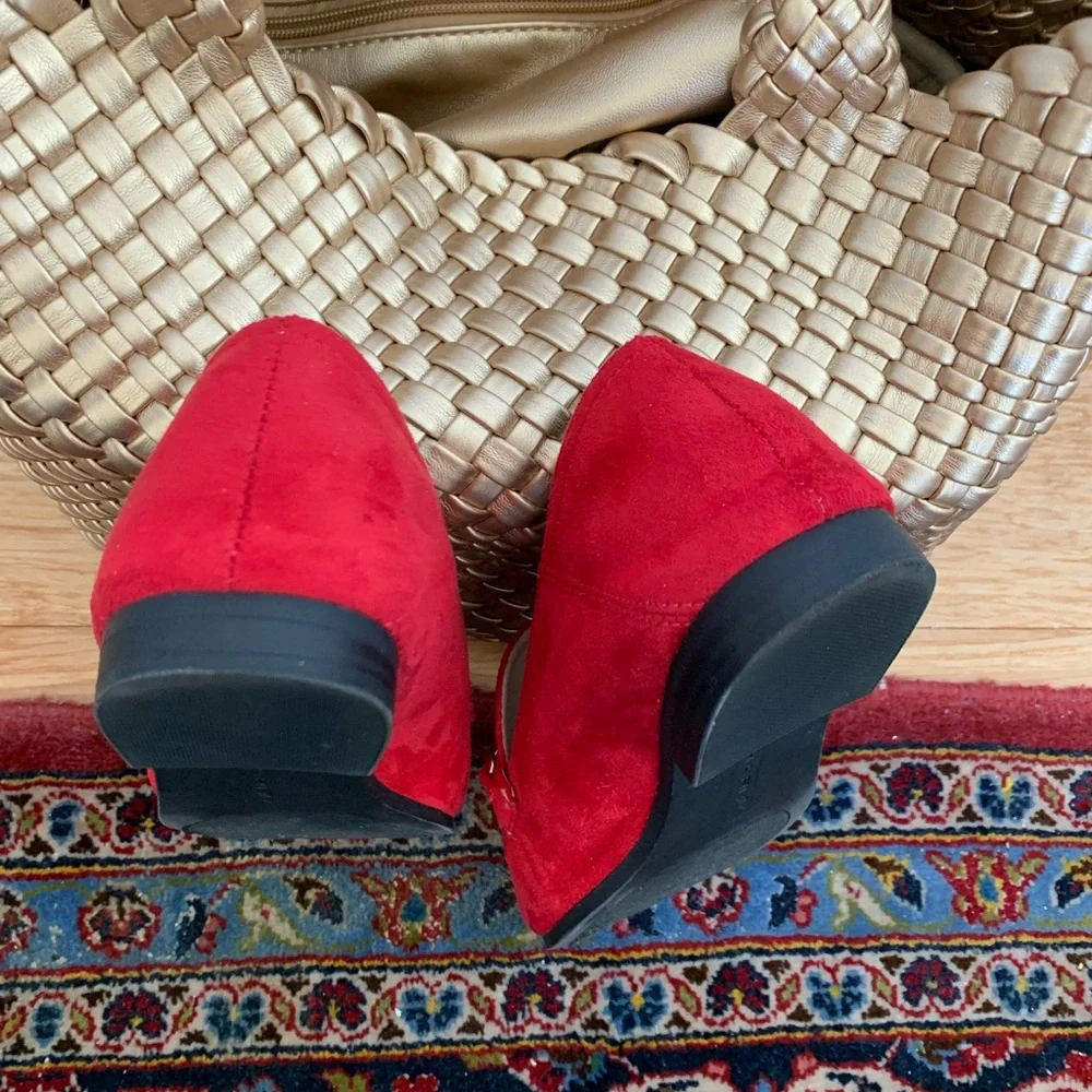 Tahari Red Loafers with Gold Chain Detail - Picture 4 of 7